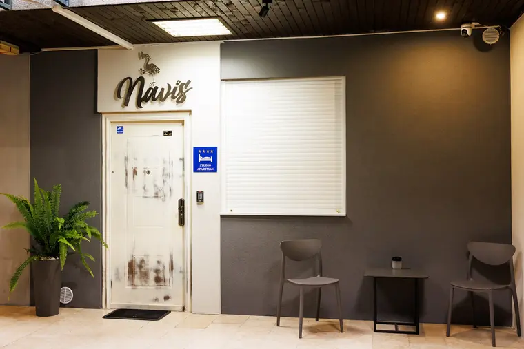 Ulaz u studio s natpisom Navis i pločicom studio apartmana s četiri zvjezdice
